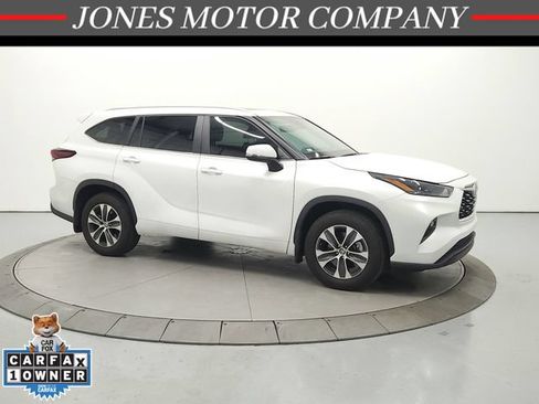 Used 2024 Toyota Highlander XLE AWD/4WD image 1
