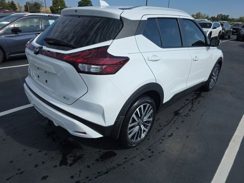 Used 2023 Nissan Kicks SV image 4