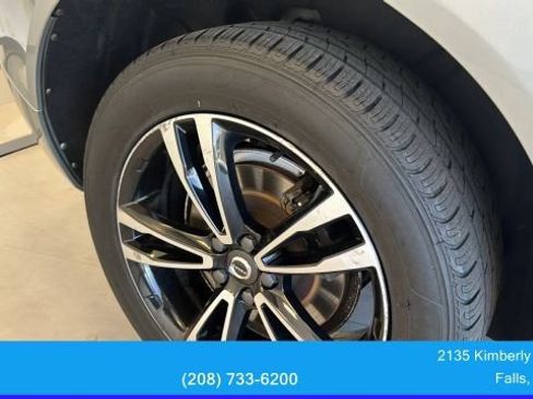 Used 2018 Volvo XC60 T6 Momentum w/ Vision Package AWD/4WD image 15
