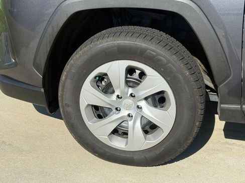 Used 2022 Toyota RAV4 LE FWD image 4