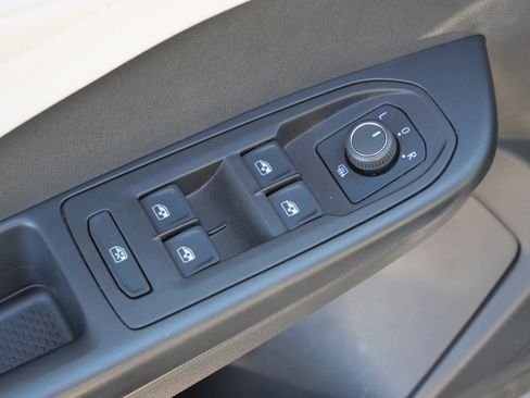 Certified 2025 Volkswagen Taos SEL image 19