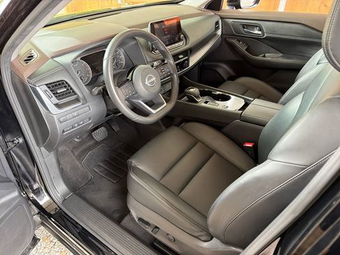 Used 2023 Nissan Rogue SV w/ SV Premium B Package FWD image 2