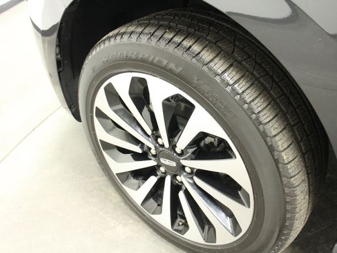 Used 2024 Lincoln Navigator Reserve image 11