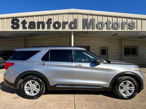 Used 2024 Ford Explorer XLT w/ Equipment Group 202A image 3