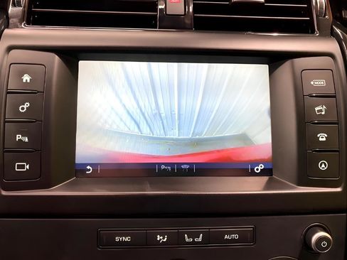 Used 2017 Land Rover Discovery SE AWD/4WD image 16