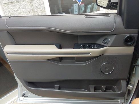 Used 2019 Ford Expedition XLT w/ Equipment Group 202A AWD/4WD image 21