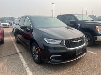 Used 2023 Chrysler Pacifica Touring-L FWD video 2