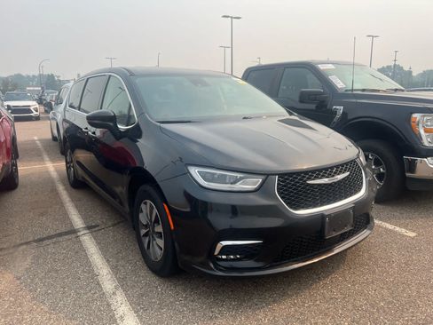 Used 2023 Chrysler Pacifica Touring-L FWD image 2