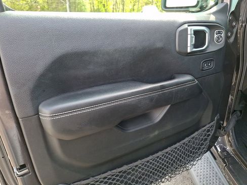 Used 2019 Jeep Wrangler Unlimited Sahara AWD/4WD image 14