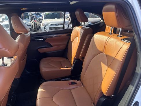 Used 2021 Toyota Highlander Platinum image 42