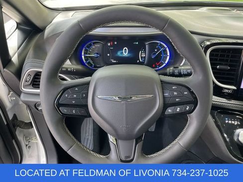 Used 2024 Chrysler Pacifica Limited FWD image 11