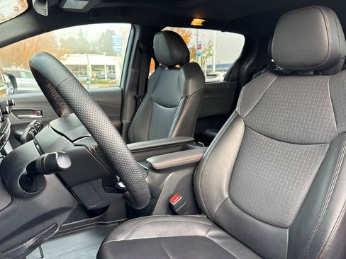 Used 2023 Toyota Sienna XSE image 23