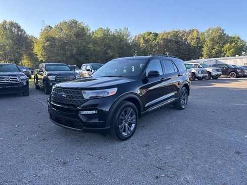 Used 2022 Ford Explorer XLT w/ Equipment Group 202A image 4