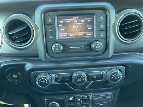 Used 2021 Jeep Gladiator Willys image 23