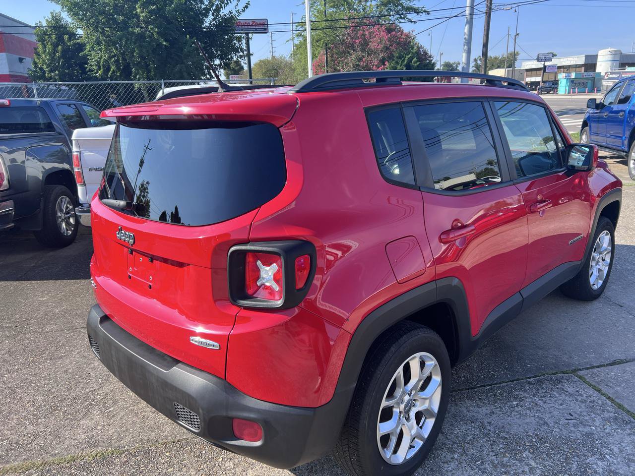 Used 2017 Jeep Renegade Latitude w/ Popular Equipment Group AWD/4WD image 3