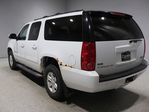 Used 2011 GMC Yukon XL SLT w/ SLT-2 Equipment Package AWD/4WD image 4