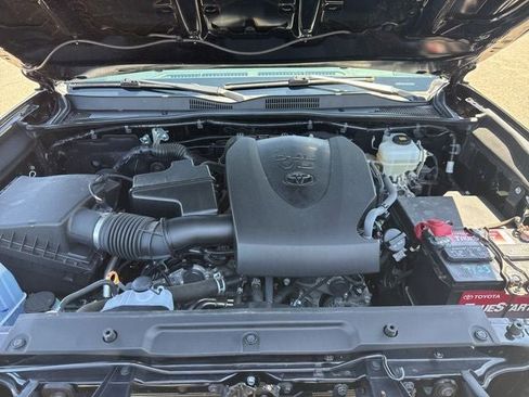 Used 2020 Toyota Tacoma TRD Off-Road w/ TRD Premium Off Road Package AWD/4WD image 16