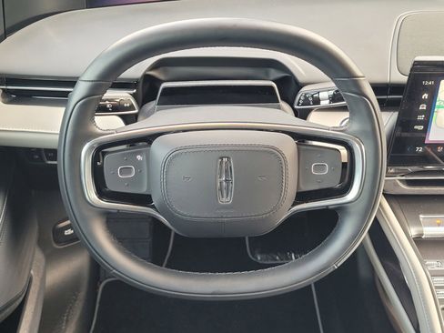 Used 2025 Lincoln Nautilus Premier image 12