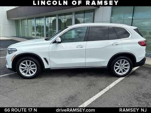 Used 2022 BMW X5 xDrive40i w/ Premium Package AWD/4WD image 2