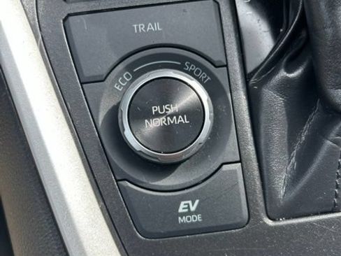 Used 2022 Toyota RAV4 LE AWD/4WD image 13