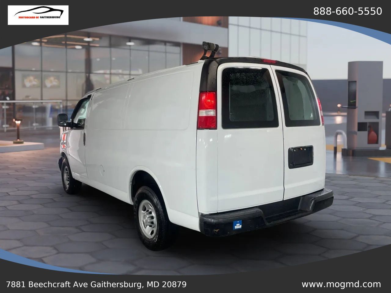 Used 2017 Chevrolet Express 2500 RWD image 4