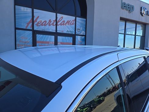 Used 2025 Chrysler Pacifica Select image 17