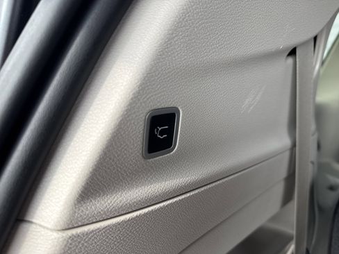 Used 2023 Chrysler Pacifica Touring-L image 11