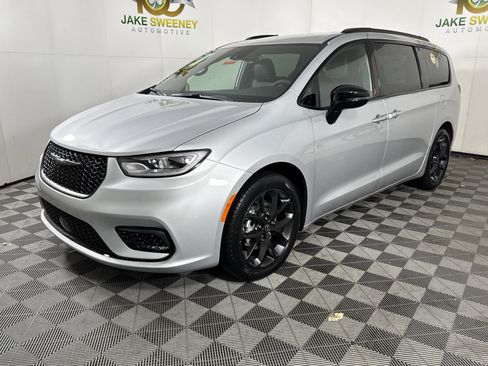 New 2026 Chrysler Pacifica Select w/ S Appearance Package image 3