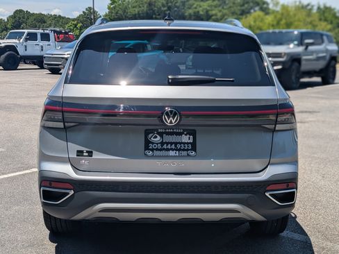Used 2025 Volkswagen Taos SE w/ Panoramic Sunroof Package FWD image 8