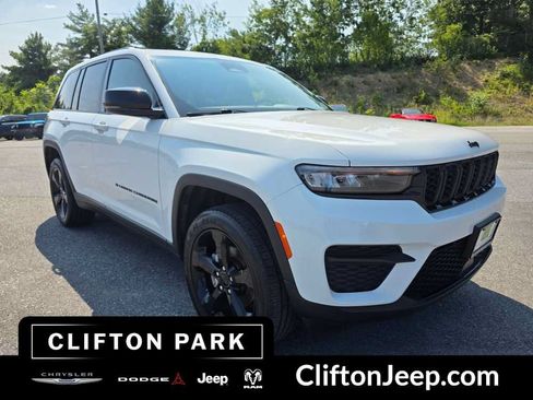 Used 2023 Jeep Grand Cherokee Altitude AWD/4WD image 3