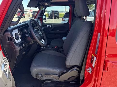 Used 2025 Jeep Wrangler Unlimited Sahara AWD/4WD image 11