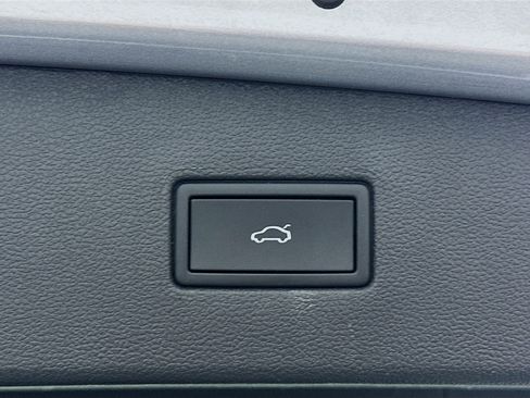 Used 2024 Volkswagen Tiguan SE image 30