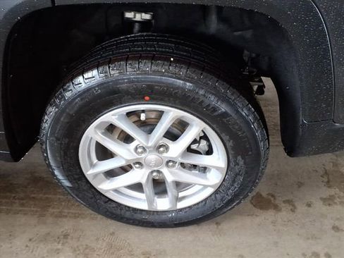 New 2025 Jeep Grand Cherokee L Laredo image 17