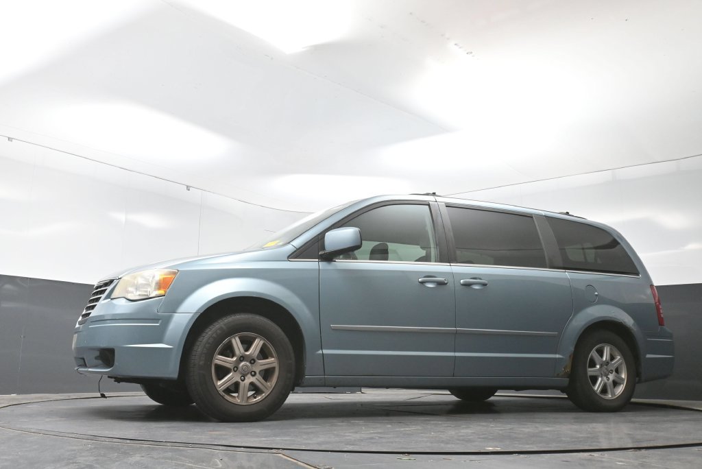 Used 2010 Chrysler Town & Country Touring FWD image 27