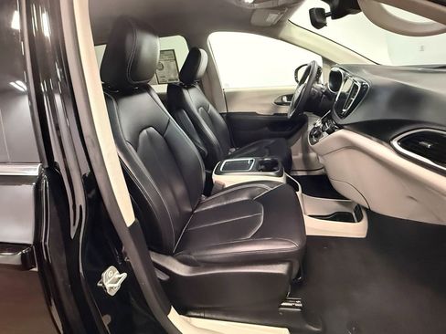 Used 2024 Chrysler Pacifica Touring-L image 15