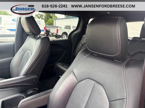Used 2025 Chrysler Pacifica Select FWD image 12
