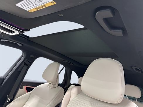 Used 2025 Mercedes-Benz GLC 300 4MATIC image 29