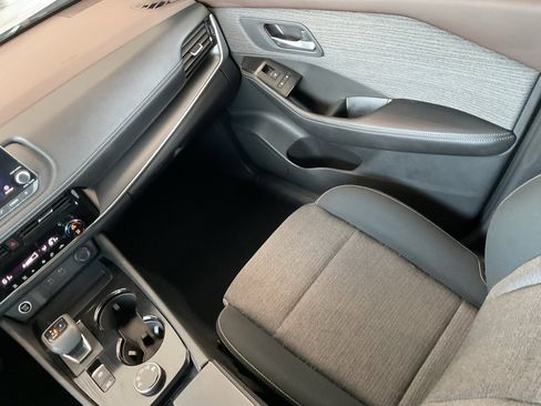 Used 2022 Nissan Rogue SV image 17