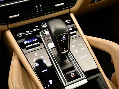 Used 2022 Porsche Cayenne Platinum Edition image 32