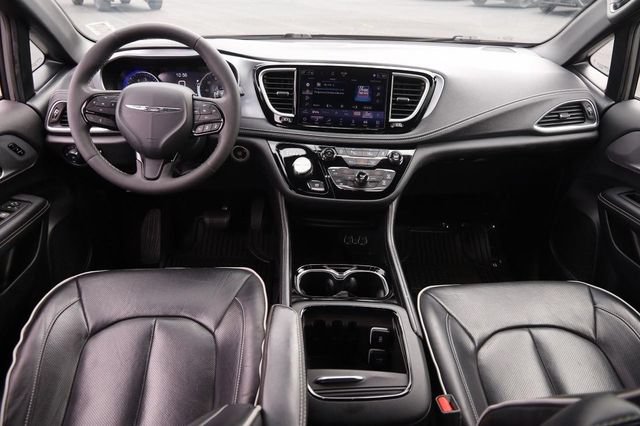 Used 2025 Chrysler Pacifica Limited FWD image 25