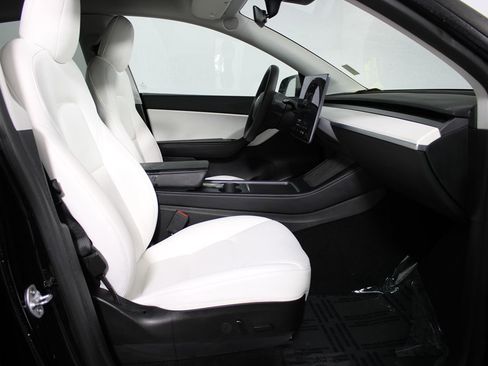 Used 2022 Tesla Model Y Performance image 11