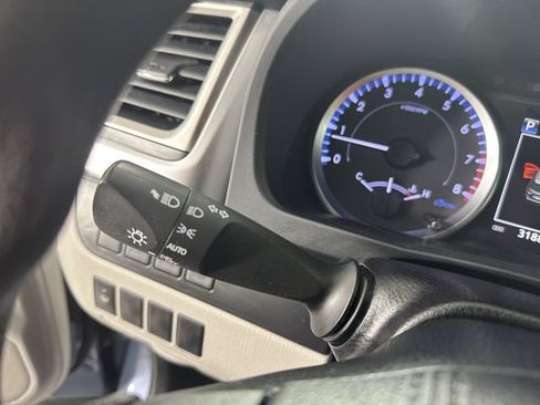 Used 2019 Toyota Highlander LE AWD/4WD image 15