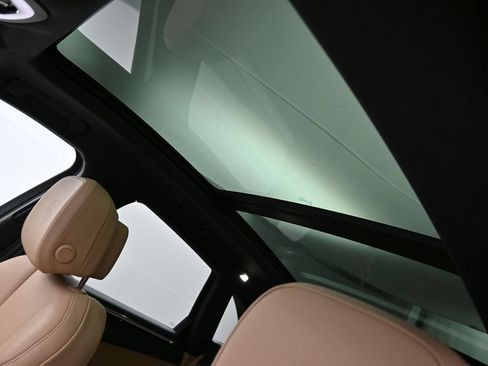 Certified 2025 Porsche Macan AWD/4WD image 11