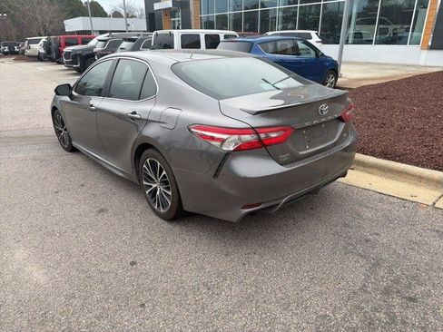 Used 2018 Toyota Camry SE image 3