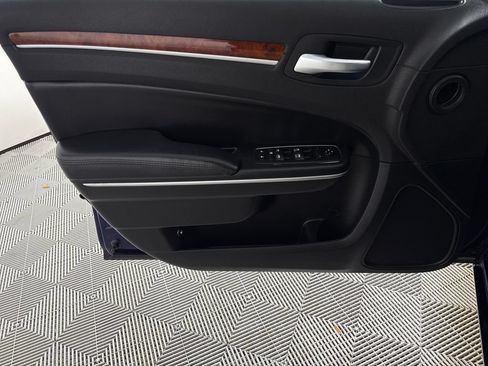 Used 2014 Chrysler 300 AWD image 9