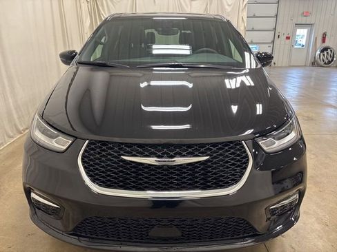 Used 2026 Chrysler Pacifica Limited FWD image 10