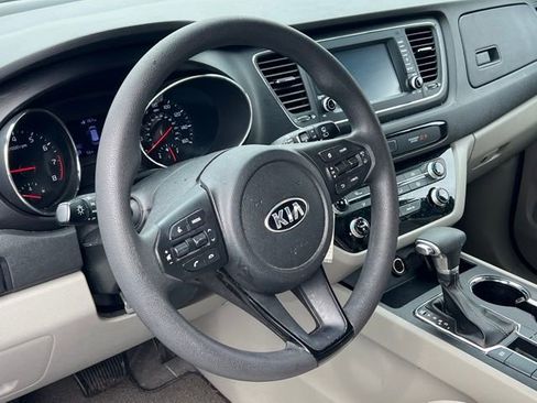 Used 2019 Kia Sedona LX image 10