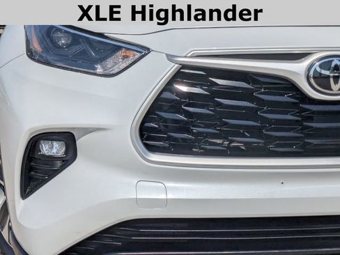 Used 2022 Toyota Highlander XLE image 3
