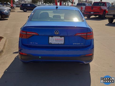 Used 2022 Volkswagen Jetta SE image 3