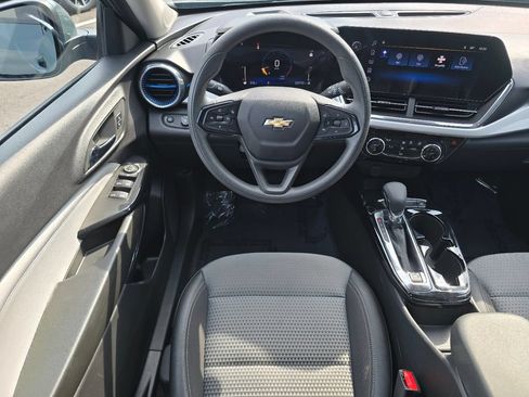 Used 2025 Chevrolet Trax LT FWD image 24